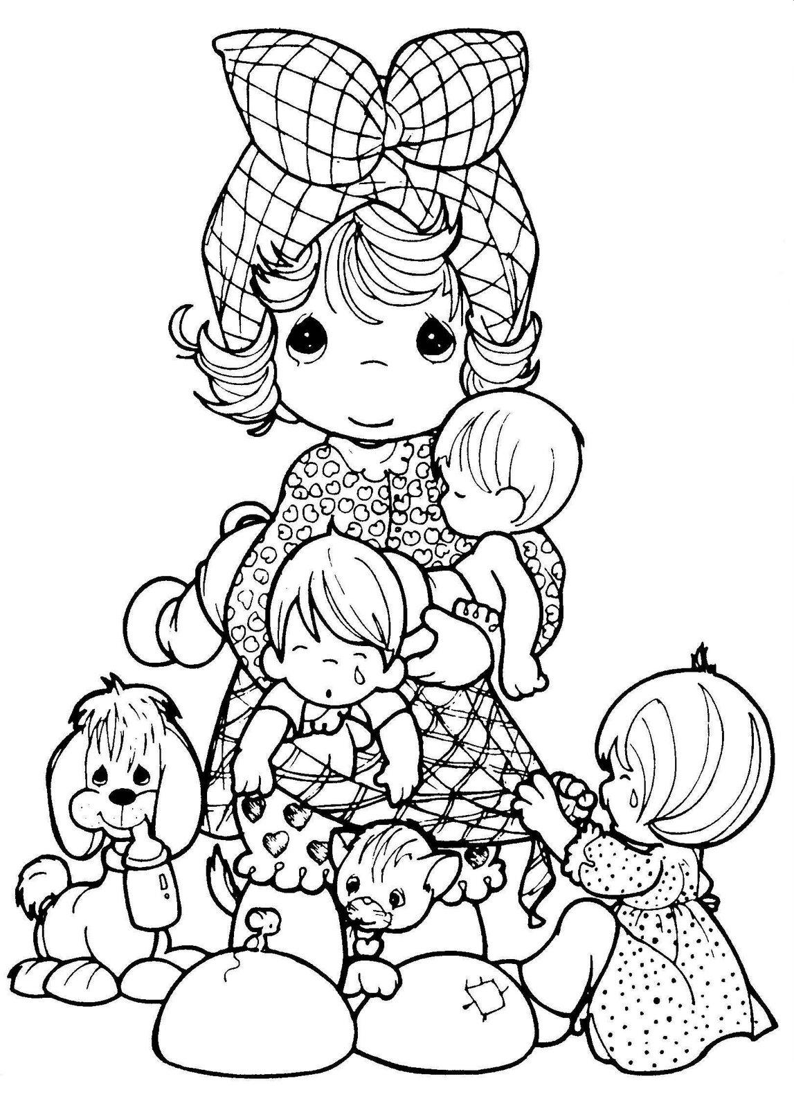 Coloriage d'une maman entourée de ses enfants dans un jardin