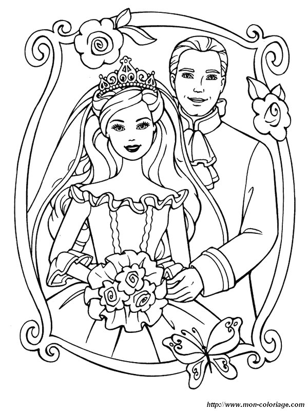 Un couple de mariés dans un jardin fleuri