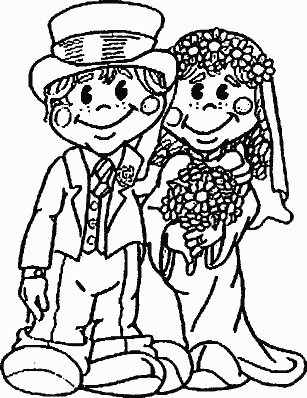 Un couple souriant échangeant des vœux lors d'une cérémonie de mariage en plein air