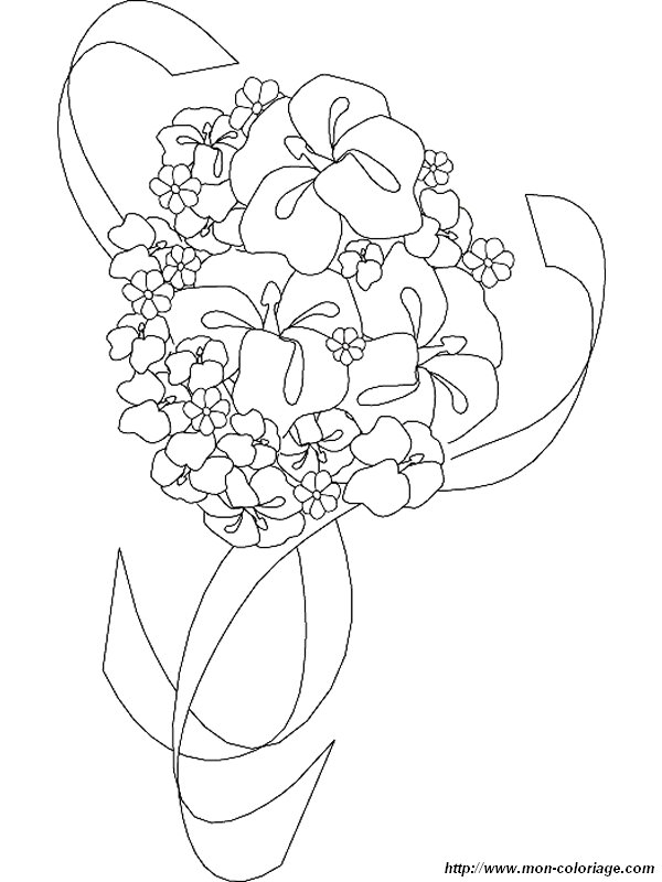 Célébration d'un mariage sous une arche florale