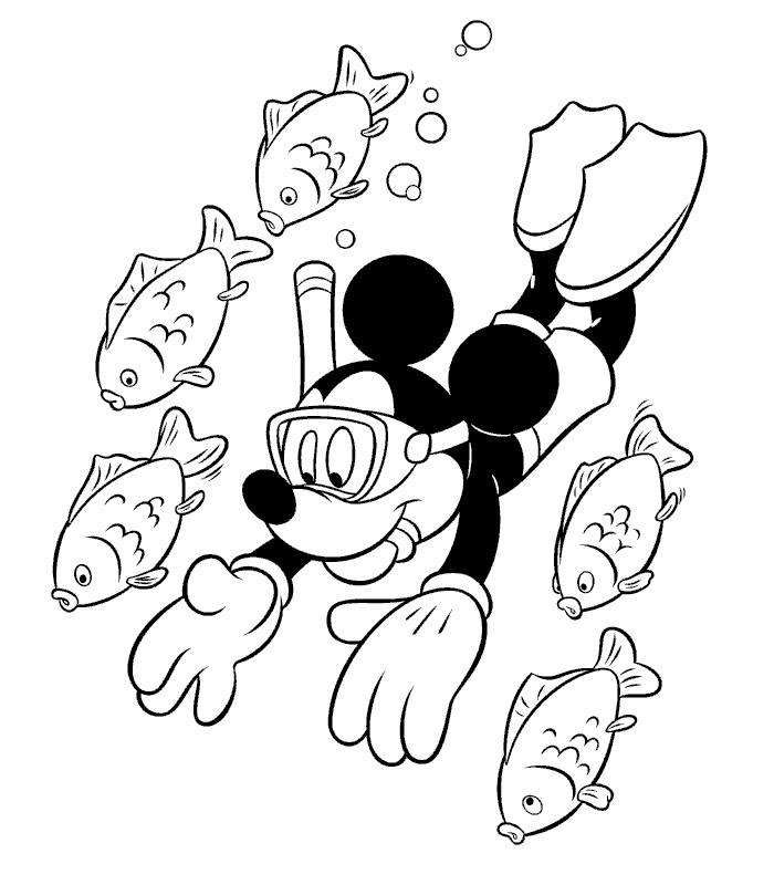Mickey Mouse en train de s'amuser au parc d'attractions