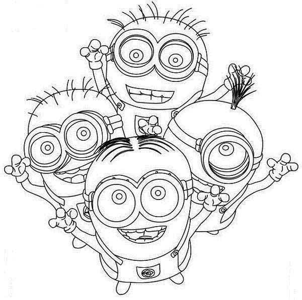 Minions joyeux en pleine action avec des accessoires amusants