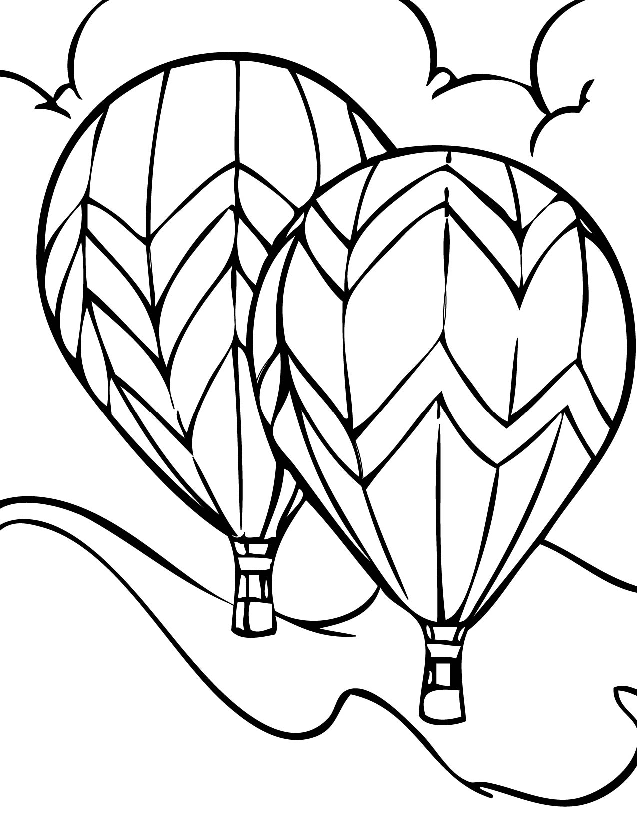 Montgolfières flottant dans un ciel nuageux