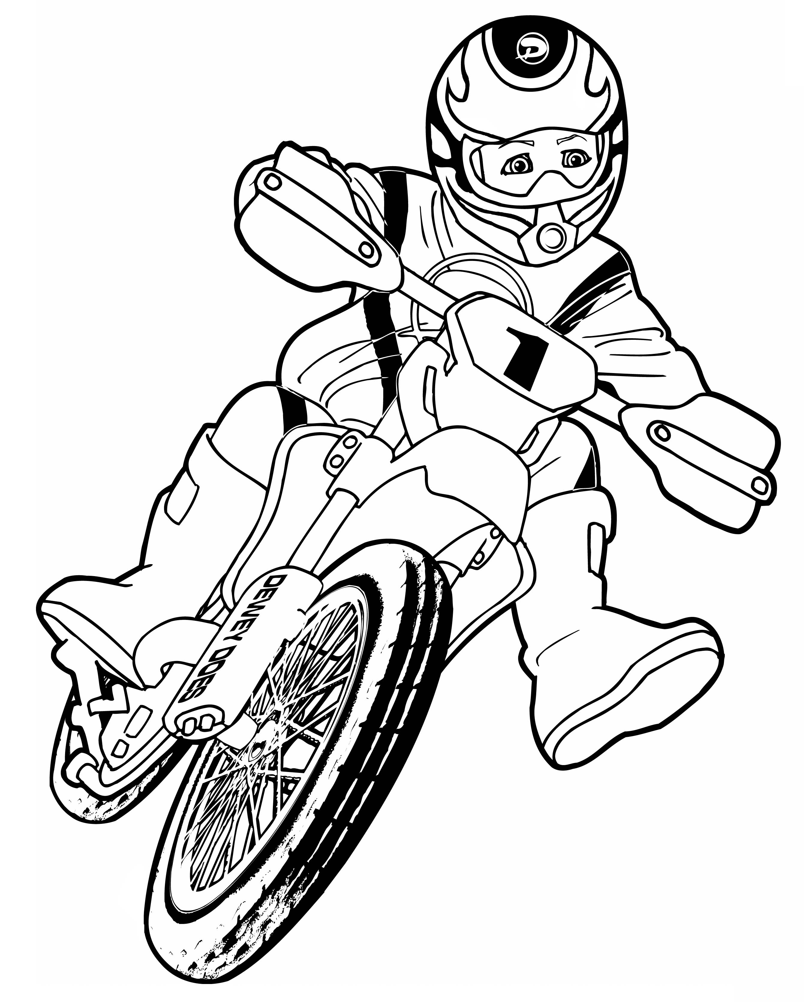 Motocycliste en pleine course sur un terrain accidenté