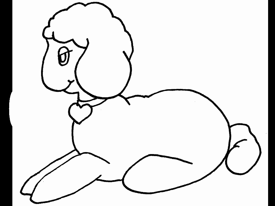 Un mouton espiègle se prélassant dans un champ fleuri