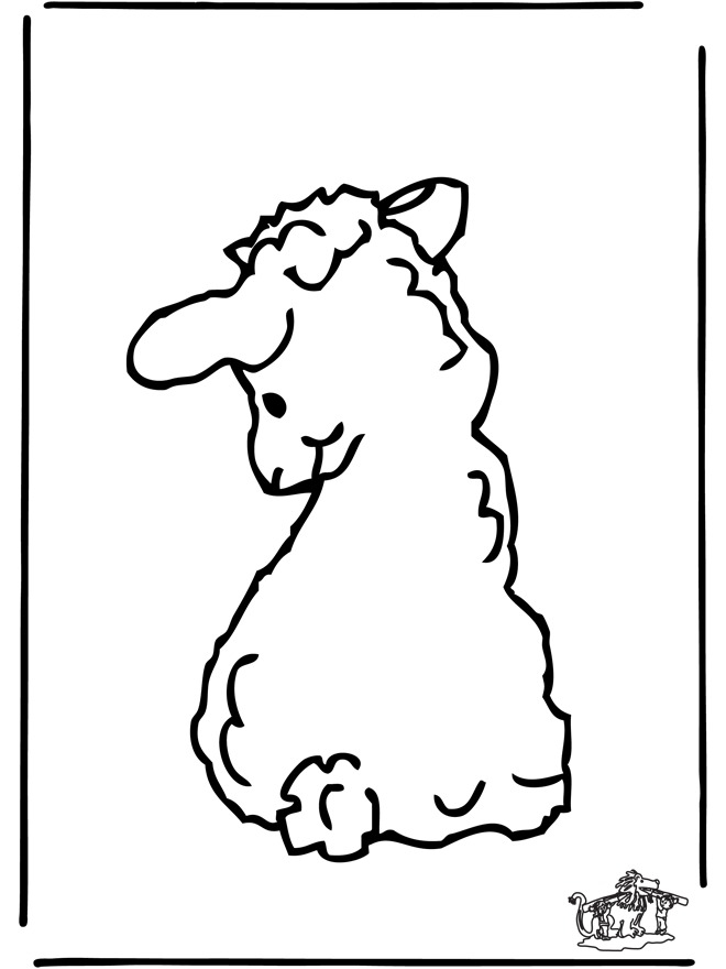 Un mouton joyeux se reposant dans un champ verdoyant sous un ciel dégagé