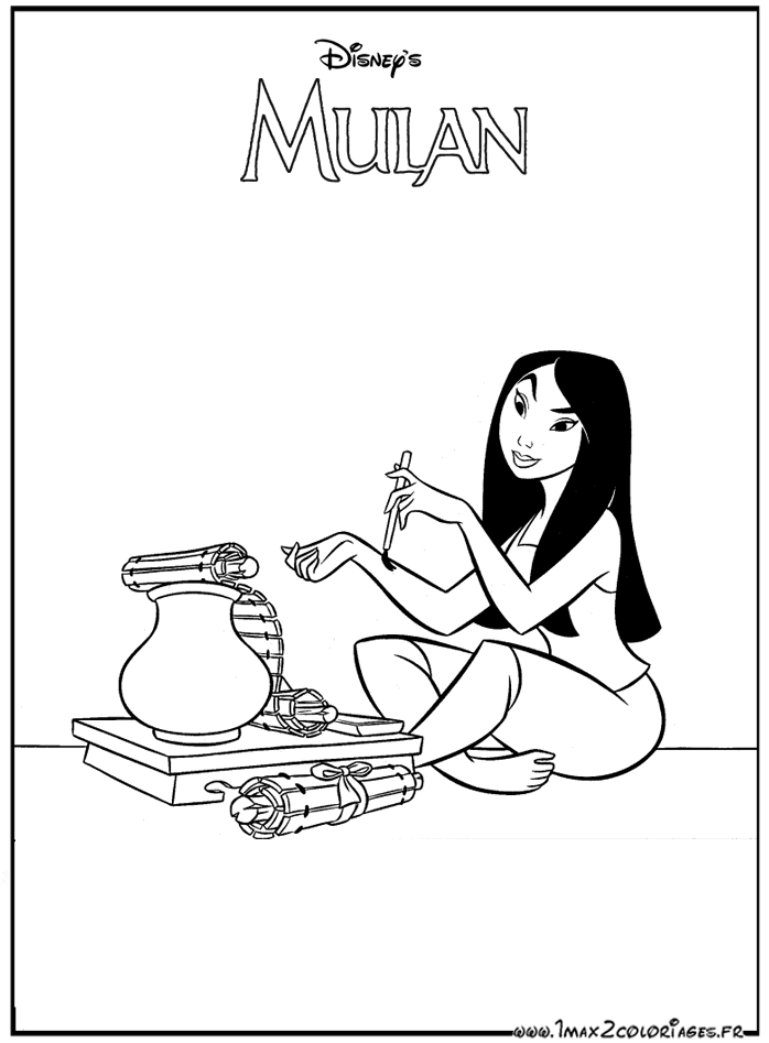 Mulan s'entraîne avec détermination dans un paysage naturel