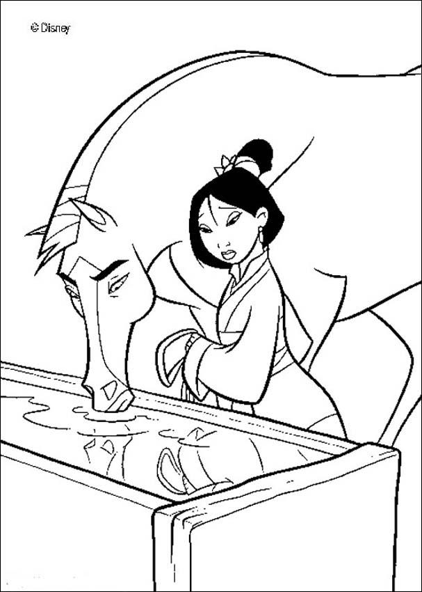 Mulan en armure, prête à combattre dans un paysage montagneux