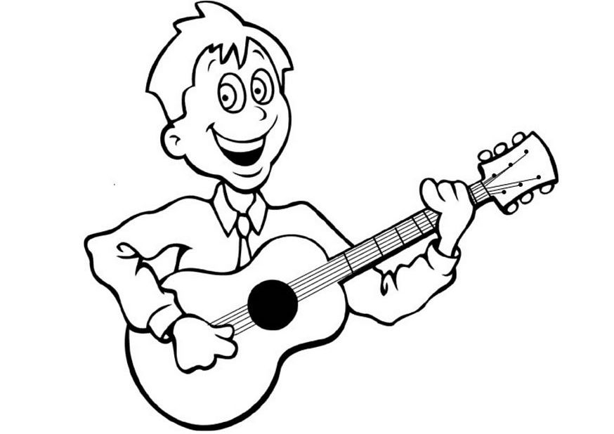 Un musicien jouant de la guitare sous un arbre