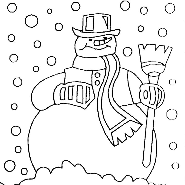 Un enfant joyeux construisant un bonhomme de neige dans un paysage hivernal