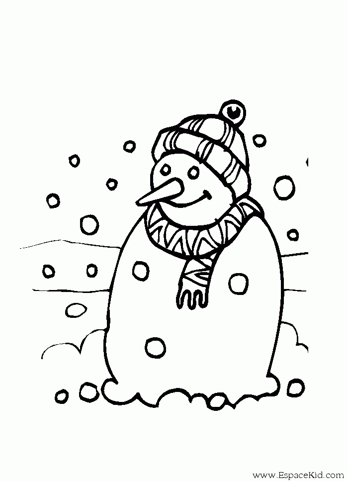 Un enfant jouant avec des flocons de neige dans un paysage hivernal