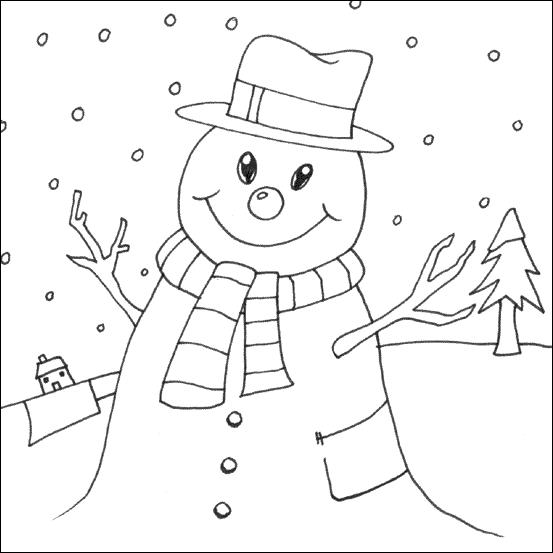 Un enfant joyeux construisant un bonhomme de neige sous un ciel hivernal