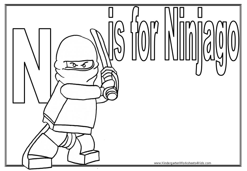 Affrontement entre Ninjago et un serpent dans un décor urbain
