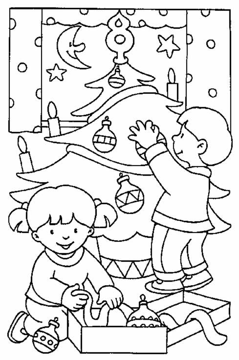 Scène de Noël avec un bonhomme de neige et un sapin décoré