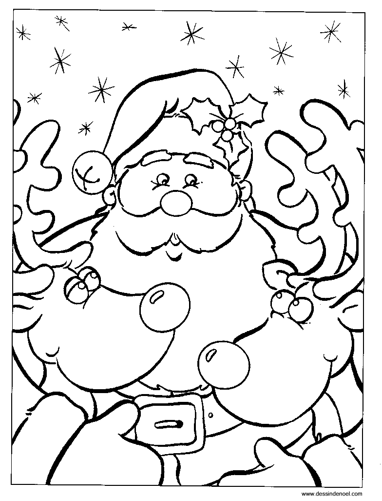 Un père Noël joyeux entouré de cadeaux sous un sapin illuminé