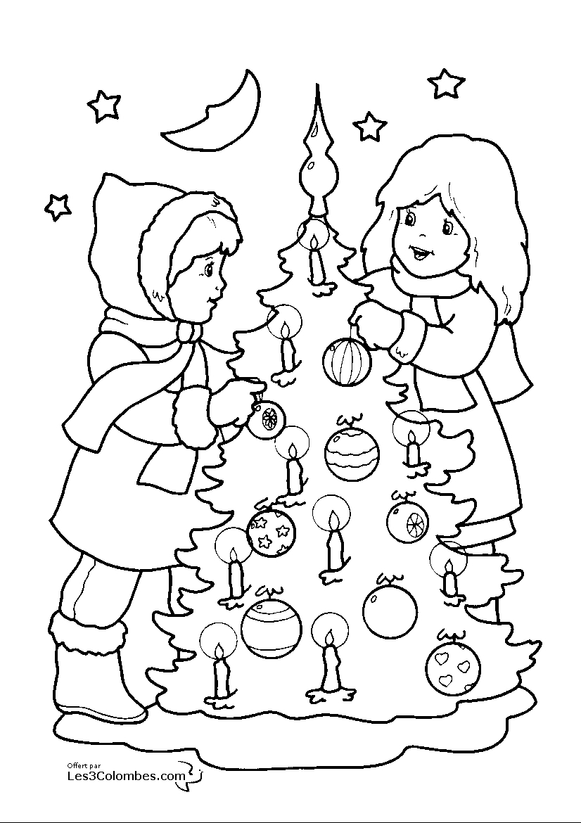 Scène de Noël avec un bonhomme de neige et un sapin décoré