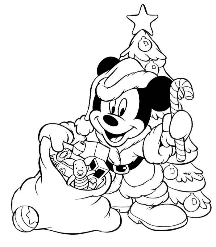 Scène de Noël avec un bonhomme de neige et un sapin décoré