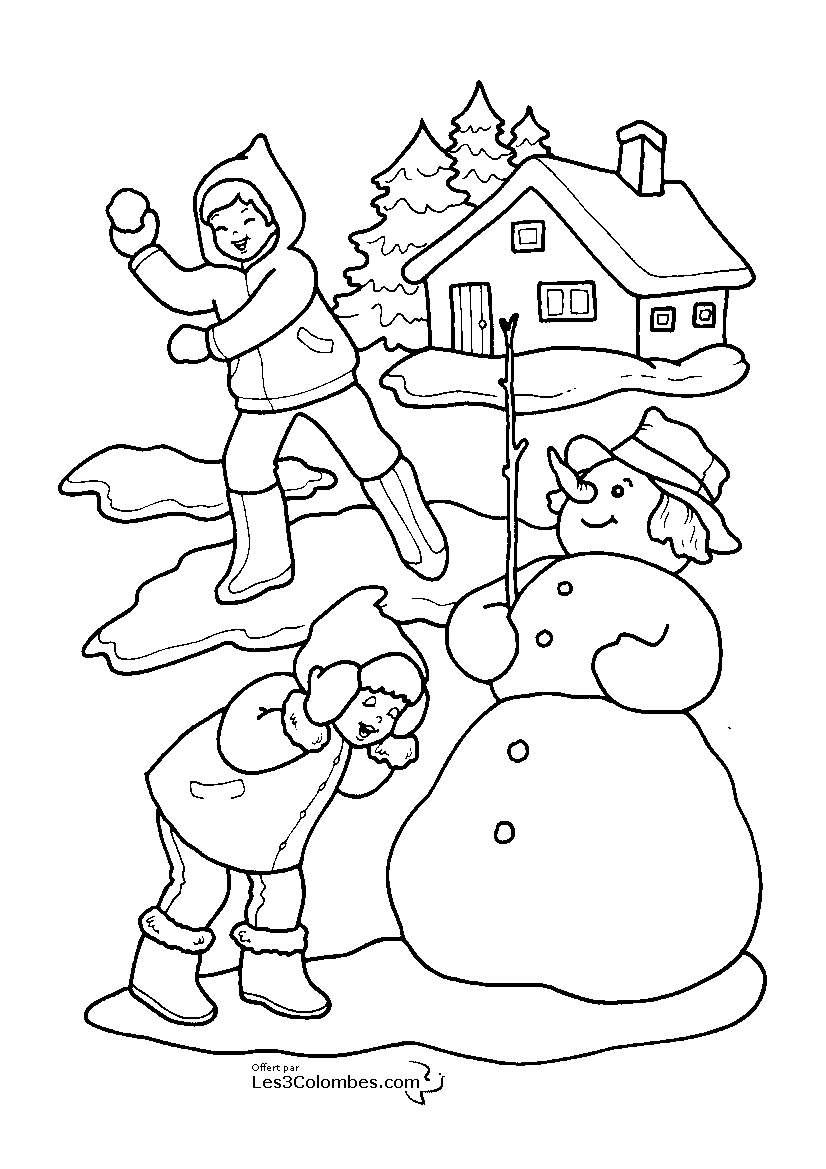 Scène de Noël avec un bonhomme de neige et un sapin décoré