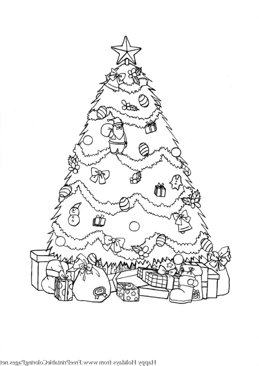 Un père Noël joyeux portant des cadeaux dans un paysage hivernal