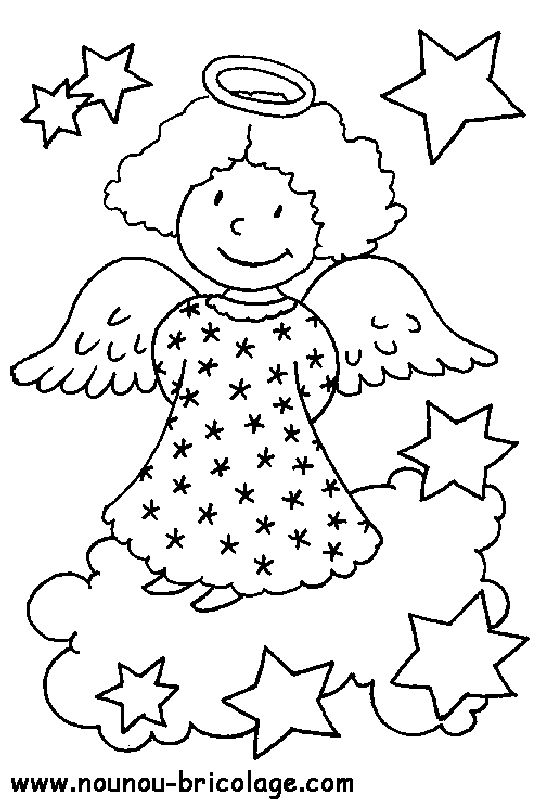 Coloriage de Noël avec un bonhomme de neige entouré de cadeaux et d'un sapin