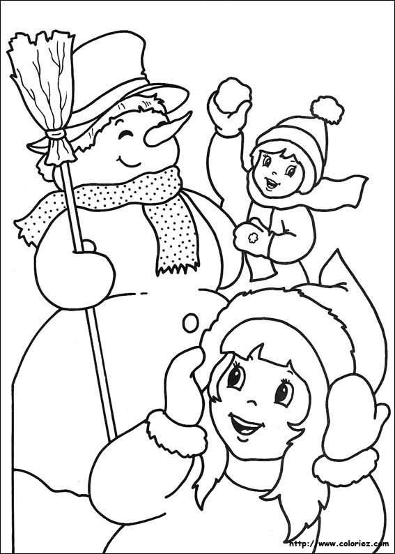 Scène de Noël avec un bonhomme de neige et des décorations festives
