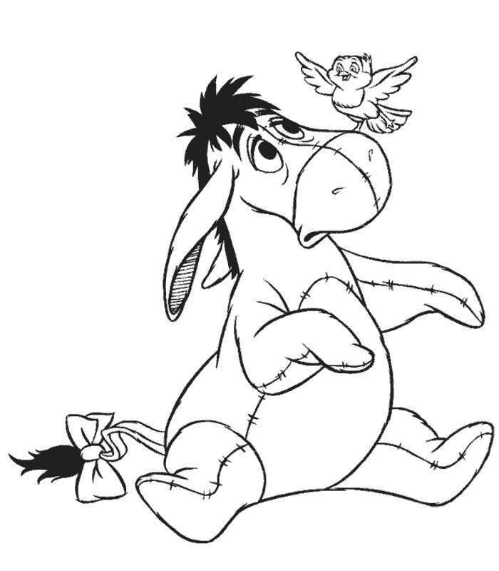 Deux oiseaux perchés sur une branche au-dessus de fleurs