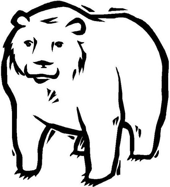 Un ours joyeux se balançant dans un décor naturel