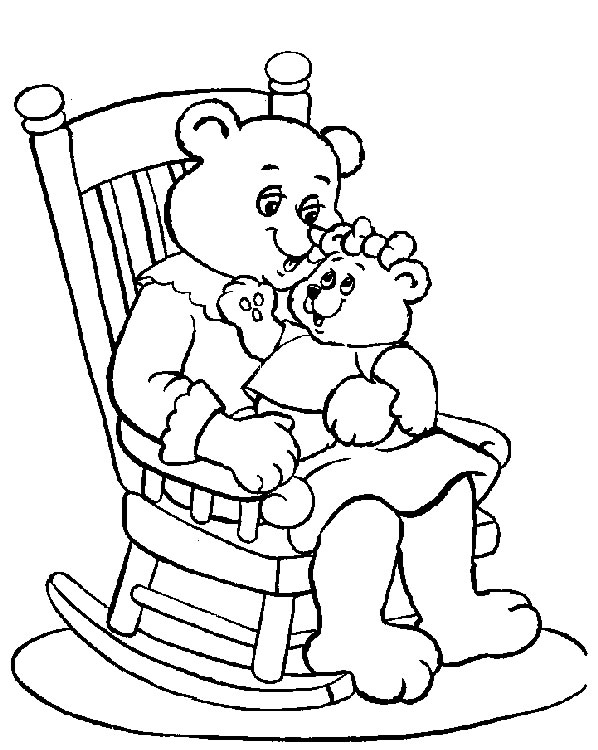 Ours en peluche assis sur un sol herbeux