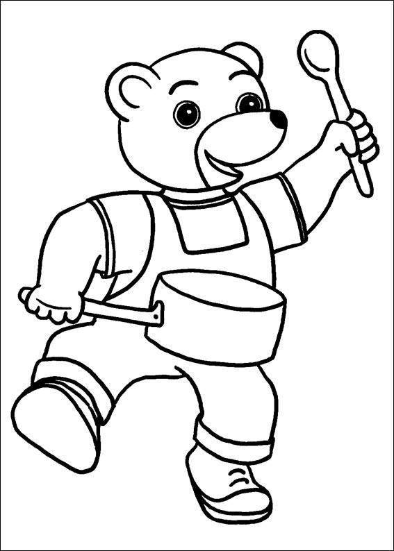 Un ours joyeux se prélassant dans la forêt