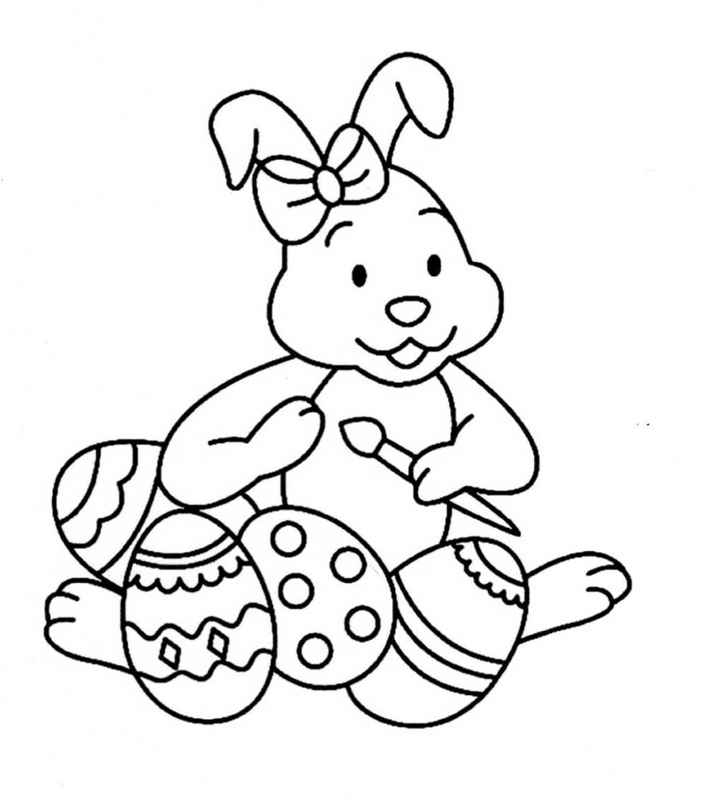 Un lapin de Pâques entouré d'œufs colorés dans un jardin fleuri
