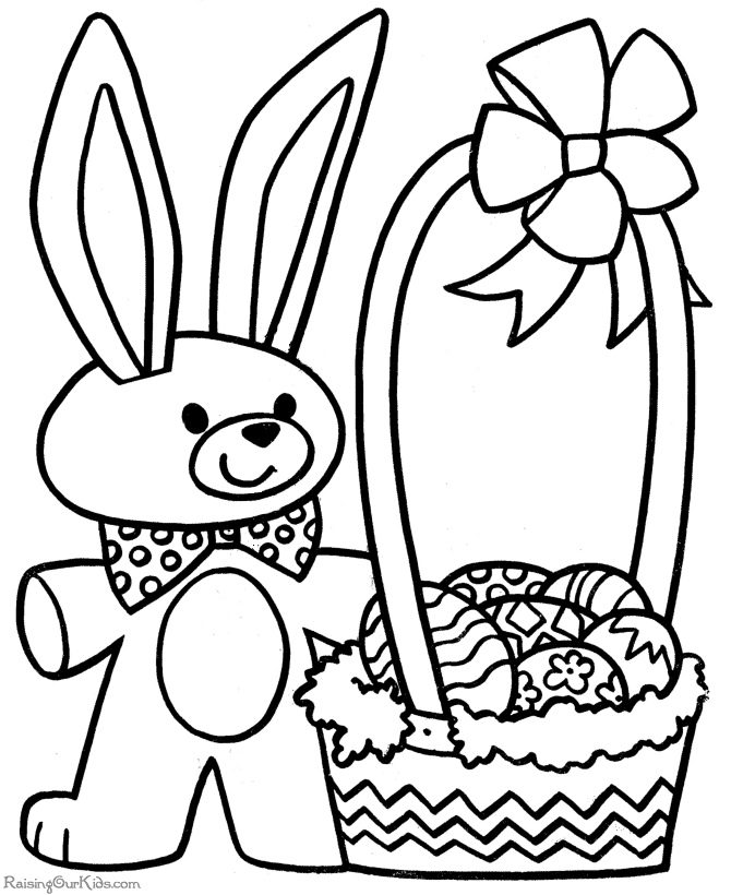 Lapin de Pâques avec des œufs colorés dans un jardin