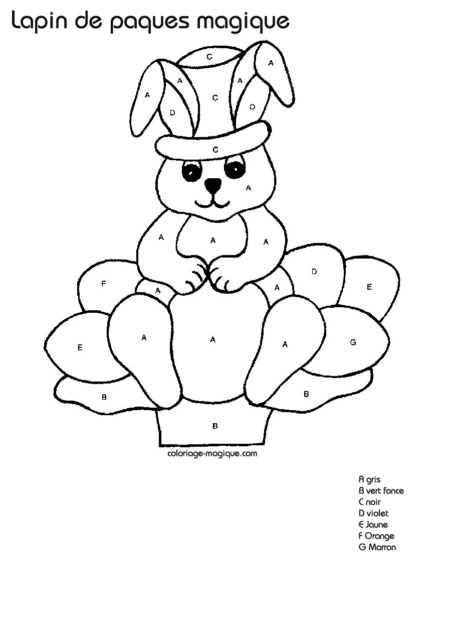 Lapin de Pâques tenant un œuf décoré dans un jardin fleuri Lapin de Pâques tenant un œuf décoré dans un jardin fleuri