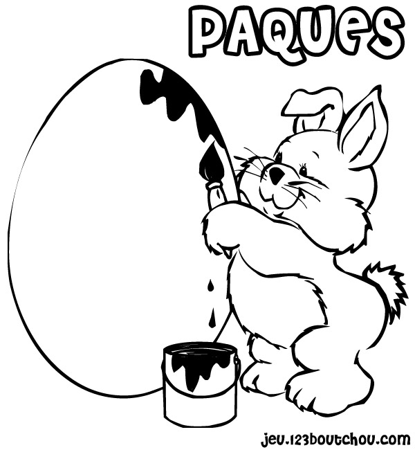 Scène de Pâques avec un lapin et des œufs colorés dans un jardin