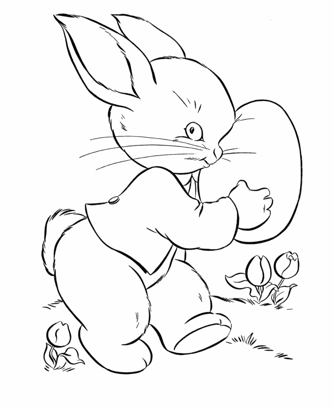 Lapin de Pâques avec des œufs colorés dans un champ fleuri