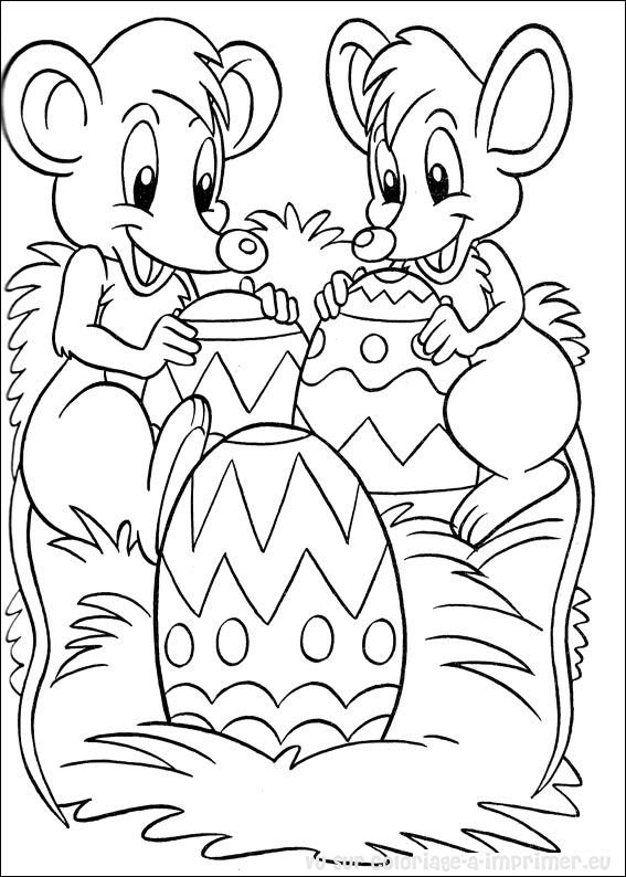 Scène de Pâques avec un lapin joyeux et des œufs colorés dans un jardin