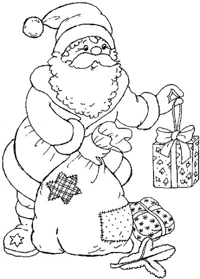 Un père Noël joyeux tenant un cadeau dans un décor hivernal