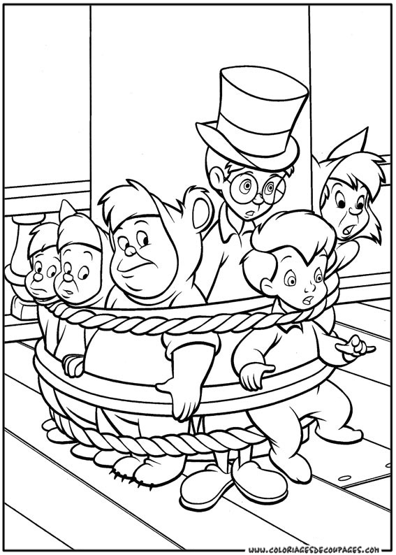 Peter Pan volant au-dessus de Neverland avec ses amis