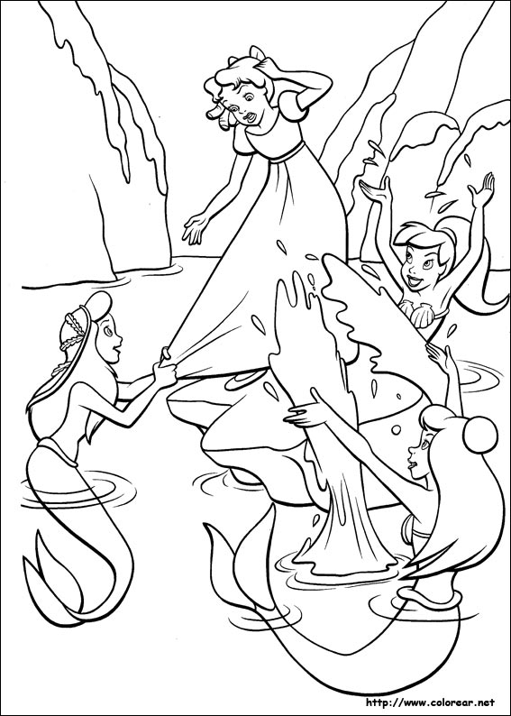 Peter Pan volant au-dessus de Neverland avec la fée Clochette