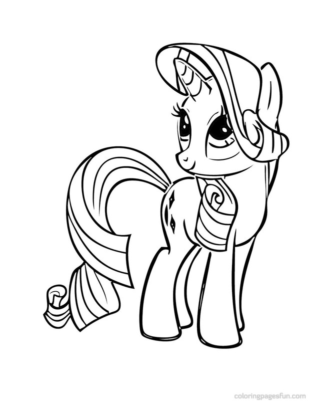 Petit poney joyeux se promenant dans un champ fleuri