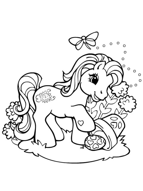 Petit poney galopant dans un champ fleuri