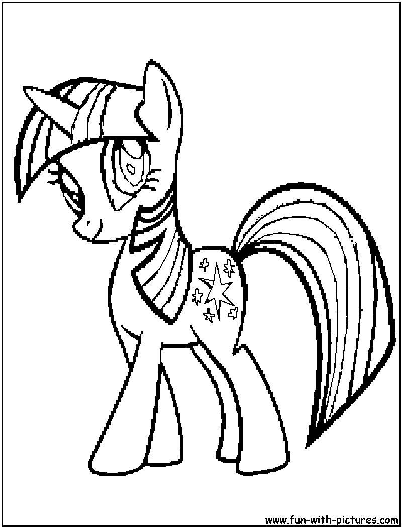 Petit poney joyeux se promenant dans un champ fleuri