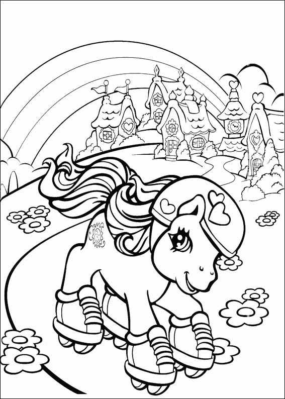 Petit poney se reposant dans un paysage verdoyant