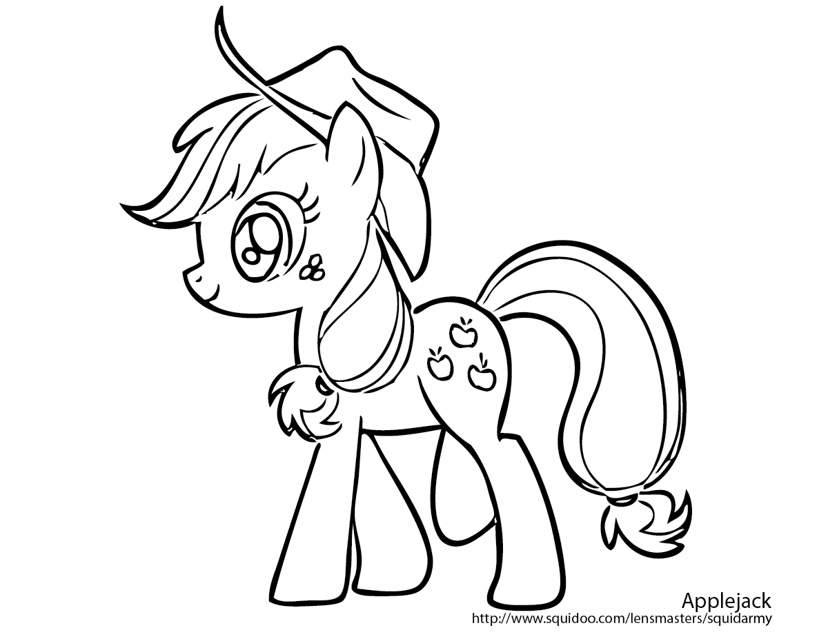 Petit poney jouant dans un champ fleuri