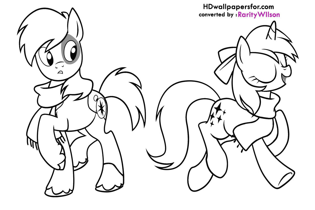 Petit poney joyeux dans un champ fleuri