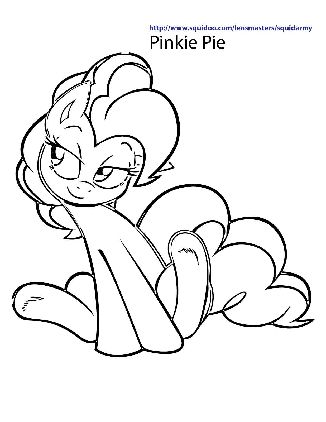 Petit poney jouant dans un champ fleuri
