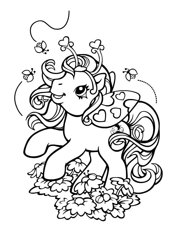 Petit poney galopant dans un champ fleuri
