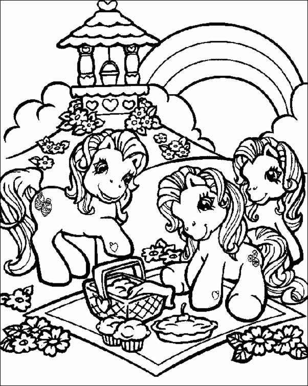 Un petit poney joyeux dans un champ fleuri