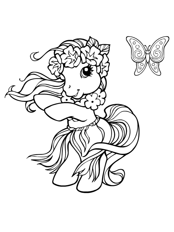 Petit poney jouant dans un champ fleuri