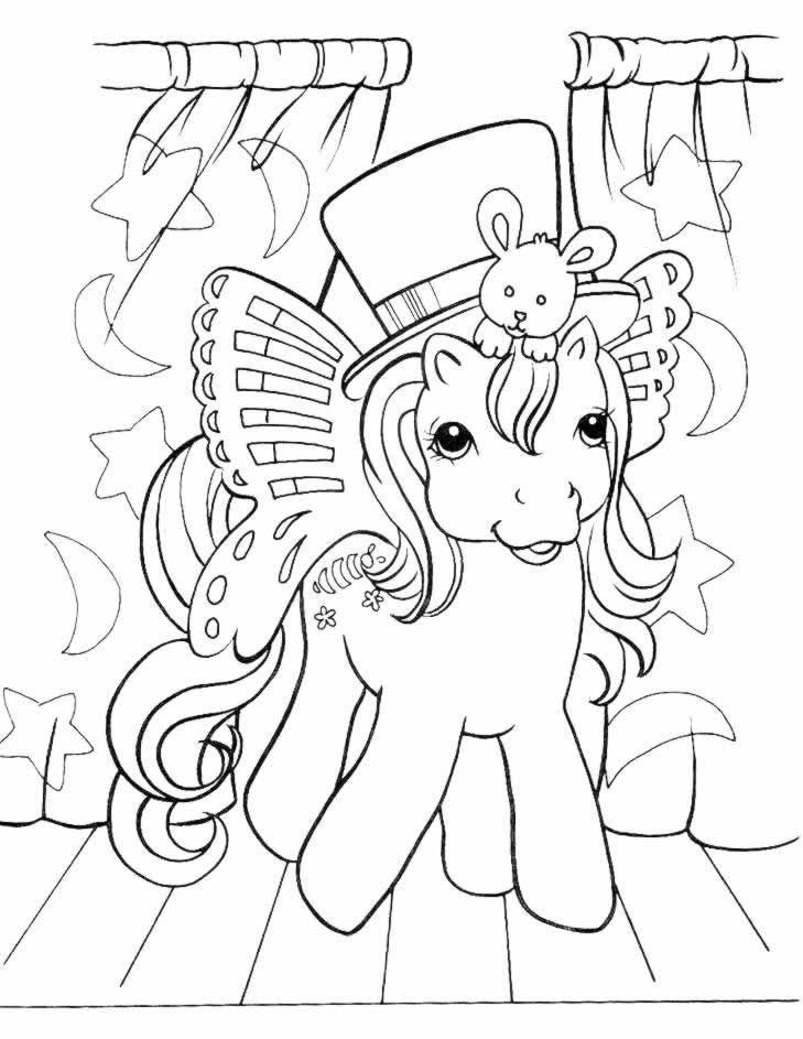 Petit poney se promenant dans un champ d'herbe et de fleurs