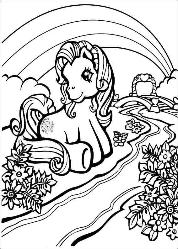Petit poney galopant dans un champ verdoyant